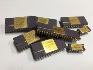 CI / Chips céramique dorée.