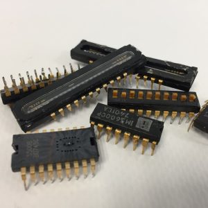 CI / Chips plastique dorée