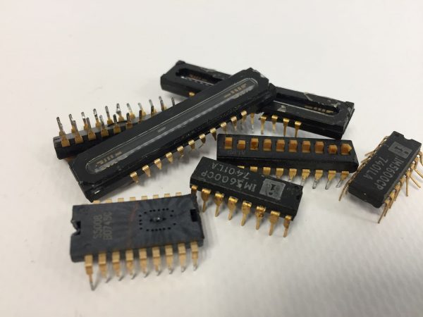 CI / Chips plastique dorée