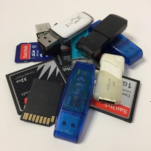 20 Cartes memoires, cles USB, 4G, puce GSM, ...