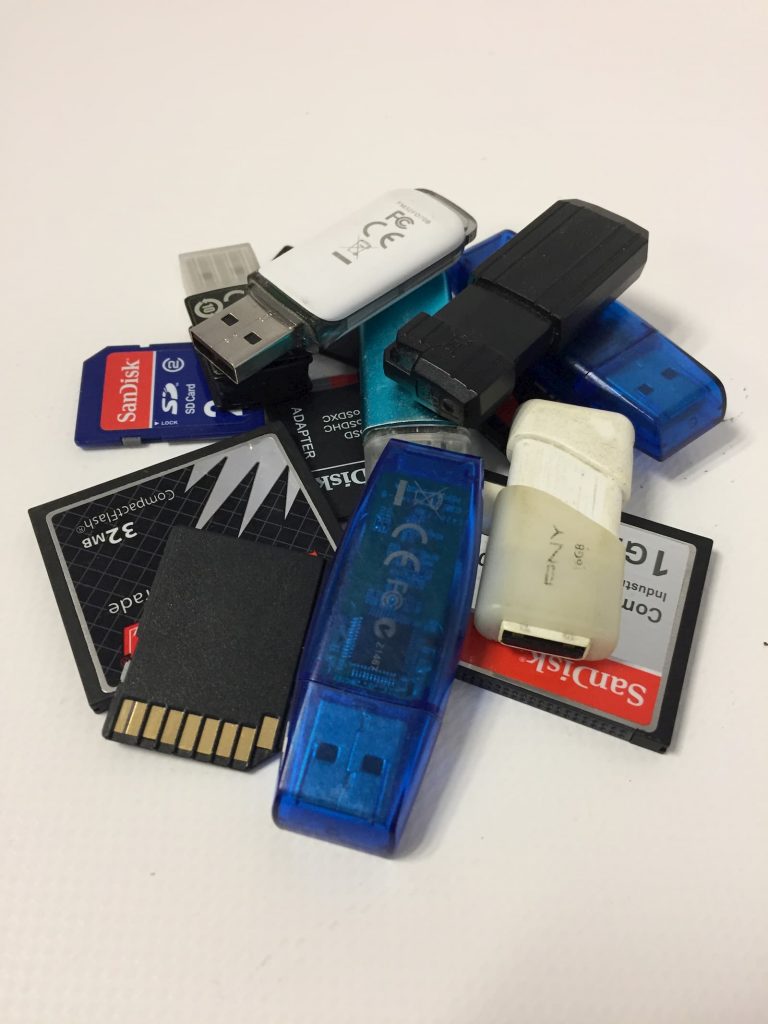 20 Cartes memoires, cles USB, 4G, puce GSM, ...