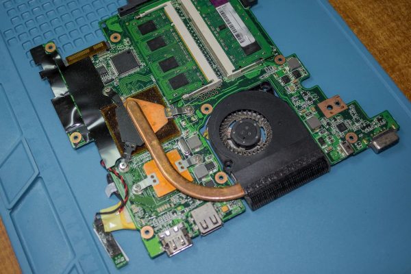 carte-mere-Ordinateur-portable-avec-accessoire