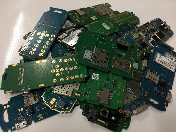 carte-telephone-GSM-doree