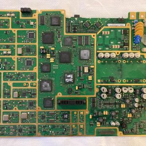 Carte équipée partiellemement dorée.
